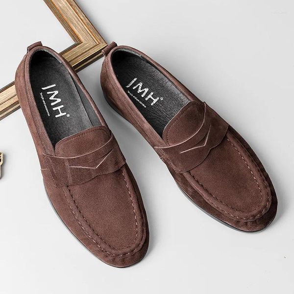 Sapatos sociais masculinos de pele torneada feitos de couro genuíno. Pés confortáveis com capa de couro macio para trabalhar de alta qualidade