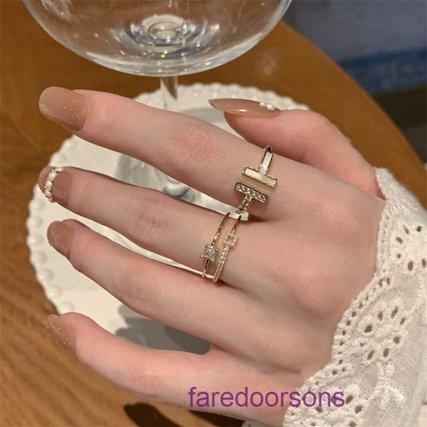 Tifannissm Hochwertige Designer-Ringe zum Verkauf, koreanischer Light-Luxury-End-Micro-Set-Zirkon-weißer Fritillaria-Ring mit stilvollem und einzigartigem Stil, mit Originalverpackung