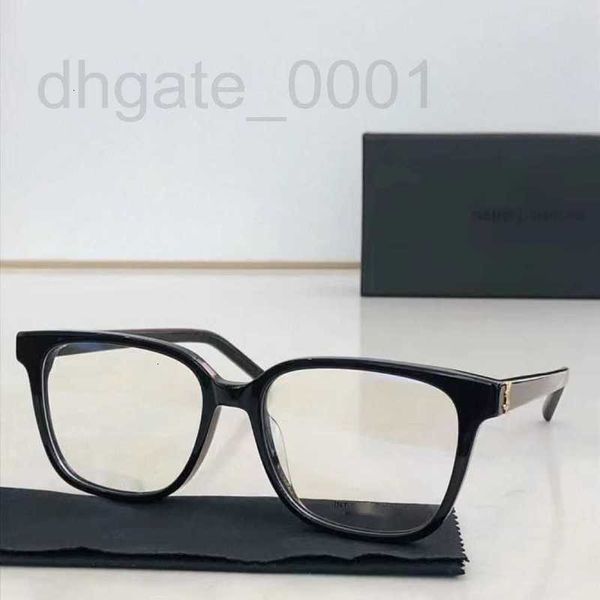 O modelo estrela do Designer de óculos de sol é o mesmo que o moderno display de rosto simples com pequenas lentes planas que podem ser combinadas com óculos de luz azul para miopia 4O4U