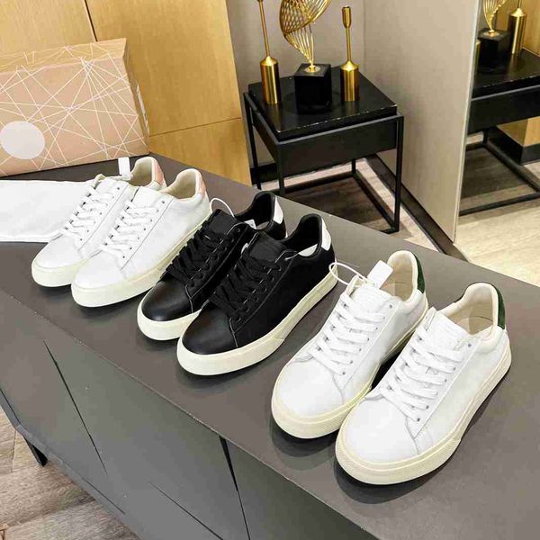 Designer francese di grande marca piccole scarpe bianche amanti scarpe traspiranti comode e morbide tendenze della moda con abbigliamento casual da star