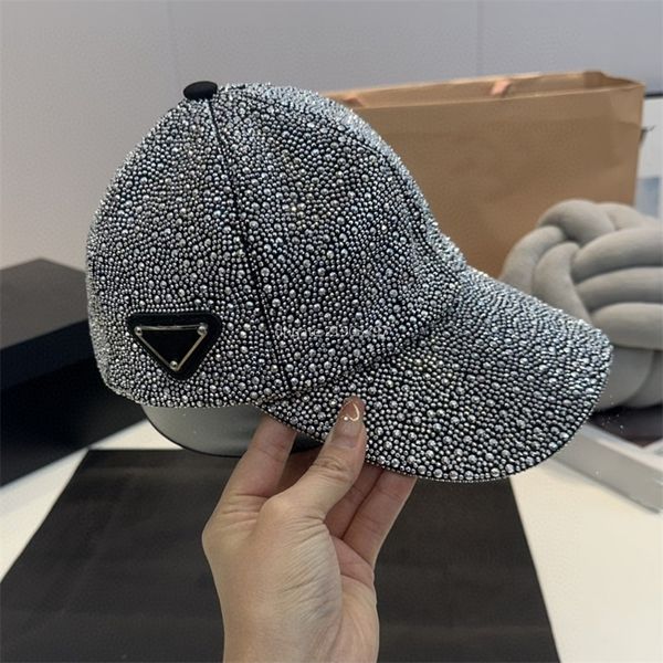 Runway Luxury Designer Chapéu Boné de Beisebol 160512 Outdour Sport Wear Skullie Mulheres Homens Skullies Strass Cristal Gorros Moda de Alta Qualidade Carta Metal Design