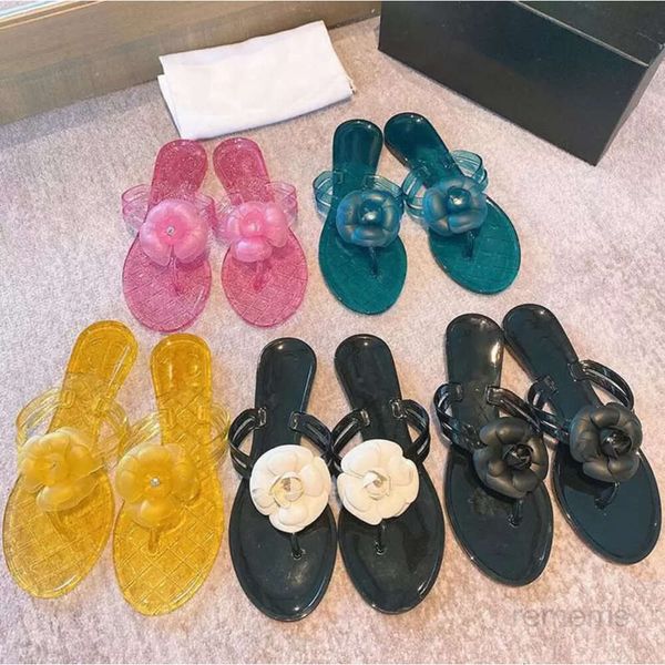 Yaz Moda Camellia Çiçek Terlik Marka Tasarım C Mektubu Clear Jelly Thong Sandal Flip Flops Şeffaf Plaj Sandalet Daireleri Bayanlar Havuz Slaytları Mules