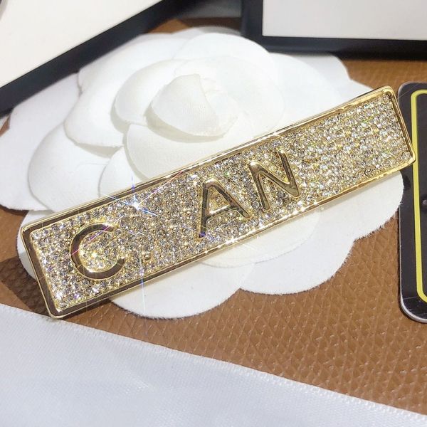 Moda feminina designer broches carta pinos pérola diamante broche 18k banhado a ouro aço inoxidável marca terno pino jóias de casamento presentes