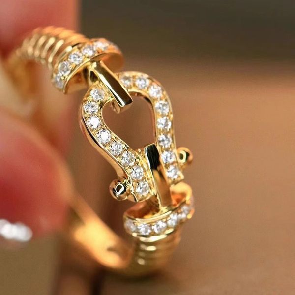 Ringas de banda Ringas de cavalo de luxo Ringas de designer 18K Balde de cavalos de ouro 18k Lock Shining Crystal Bling Diamond CZ Zircon Anel de charme para mulheres Jóias de casamento