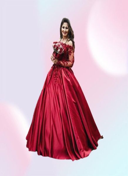 Burgunderrotes, dunkelrotes Ballkleid-Brautkleid, schulterfrei, lange Ärmel, Satin, Spitze, Applikationen, Blumen, Perlen, Übergröße, formelle Brautmode 3461631