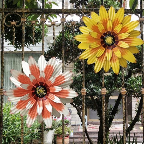 Decorazioni da giardino Margherite 3D in metallo Decorazione da parete con fiori Scultura artistica Ornamento da appendere Ciondolo decorativo per recinzione per interni/esterni