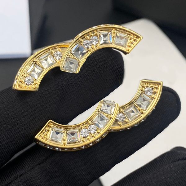 Spille con lettere di alta qualità Spilla Varie celebrità Donne Spilla con diamanti Spille di marca Spille con perle Rame Ottone Accessori donna per la cena