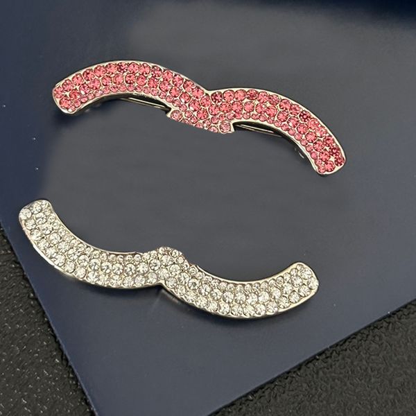 Pins Letter Pins di alta qualità Varie donne Celebrity Women Inlay Diamond Brand Brand Designer Spiri perle perle Materiale di rame Woman AC 8214