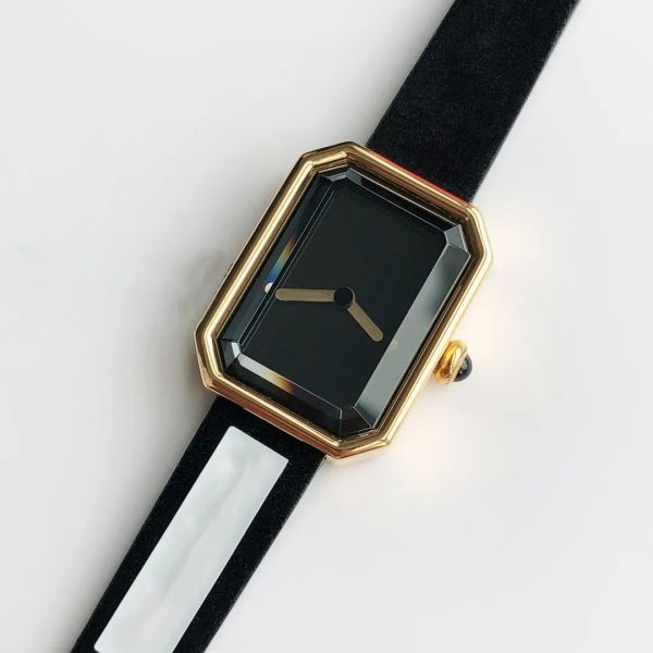 Top orologio di design classico AAA serie Premiere Elegante donna in oro nero con piccola zolletta di zucchero dotata di movimento al quarzo zaffiro Cinturino in gomma ultra sottile con trama in velluto