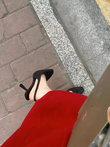 Kleidschuhe Quadratischer Kopf Strass High Heels Damen 2024 Flacher Schnitt Zurück Leere einzelne sexy französische Stil Sandalen mit einer Vorhaut