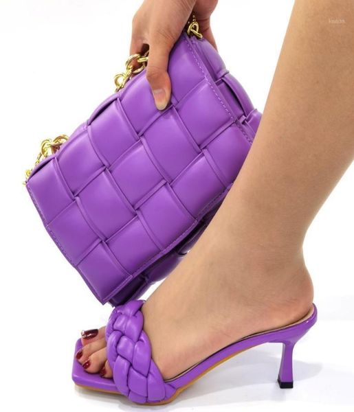 Scarpe eleganti Colore viola Design italiano Borsa da donna abbinata per sandali da sposa di alta qualità con cristalli scintillanti2236854
