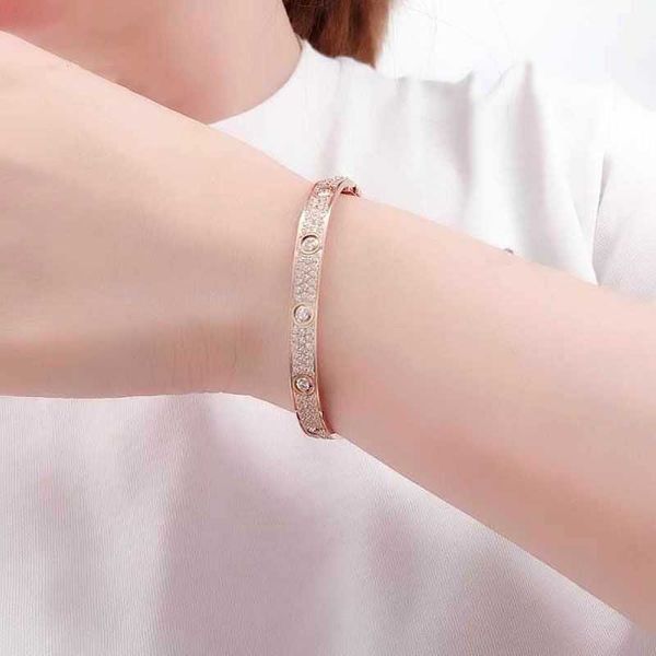 Ein klassischer Cartres-Armreif aus russischem Lila-Goldschmuck, LOVE-Serie-Armband mit massiver Roseneinlage und einem hohen Sinn