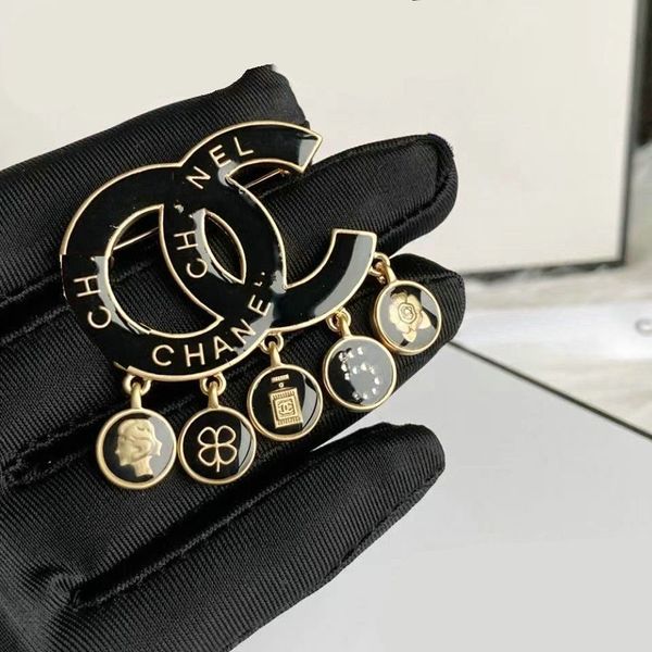 Spille firmate con lettera di marca Spilla con pendente nero di moda Coppie di lusso Accessori per gioielli con strass