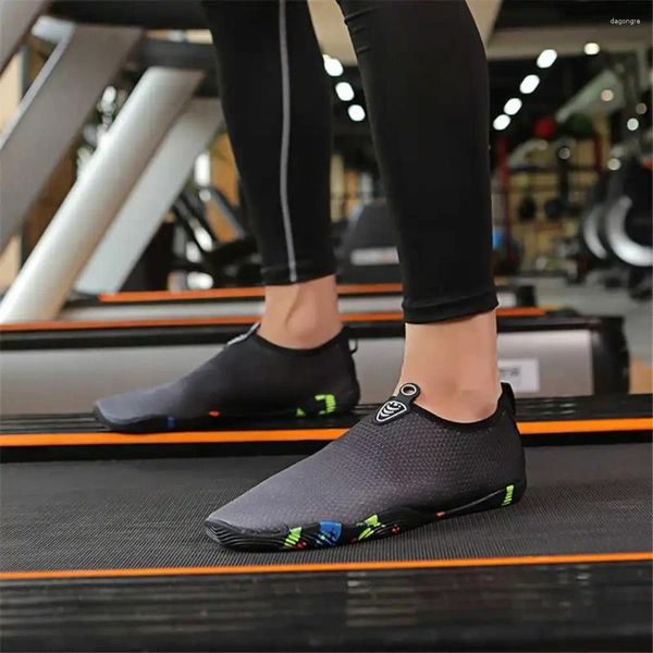 Sandalet artı kauçuk taban siyah ve beyaz ayakkabılar erkek terlikleri 45 lüks adam sandal spor ayakkabılar spor sallamak boty gezisi