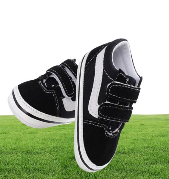 Обувь для новорожденных девочек и мальчиков, обувь на мягкой подошве, противоскользящие парусиновые кроссовки Prewalker, черно-белые 018M, обувь для первых ходунков6104400