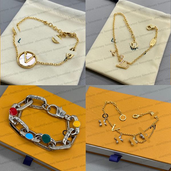 Braccialetti con ciondoli di design di alta qualità per le donne Bracciale con catena cubana in smalto oro Bracciale spesso Bracciale in pelle con fiori a quattro foglie di lusso Regalo di gioielli per feste di moda