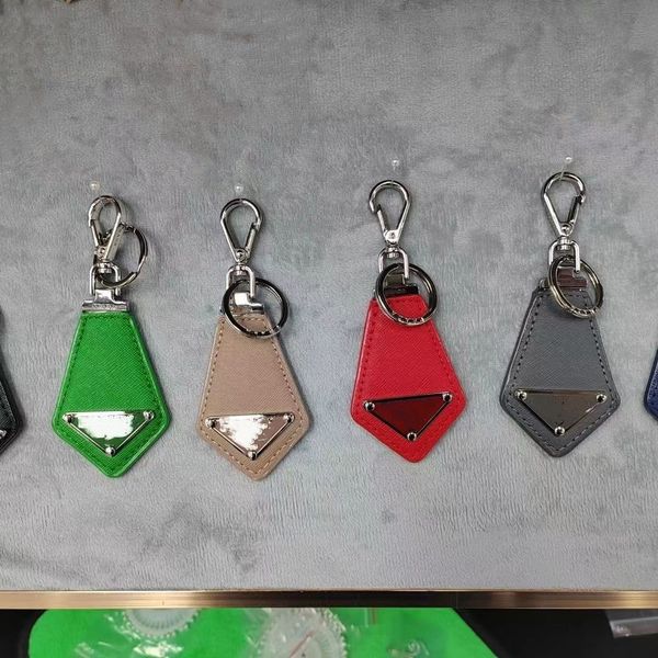Üst tasarımcı unisex 6 renkli anahtarlık aksesuarları p anahtarlık harfleri l lüks desen araba anahtar zinciri el işi mücevher hediye etiketi anahtar çantası yüksek kalite