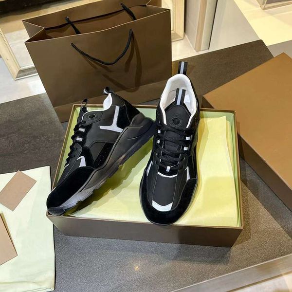 Famoso designer di grande nome con le nuove scarpe da papà sportive con suola spessa del 2024, comode con fondo morbido, mostrano un abbigliamento alla moda di alta tendenza