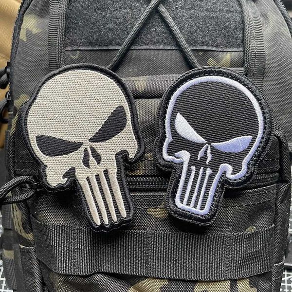 Portachiavi Toppe con teschio ricamate in 3D per stoffa Emblema tattico con teschio Punisher Bracciale militare su zaino Toppa con gancio e anello J240108