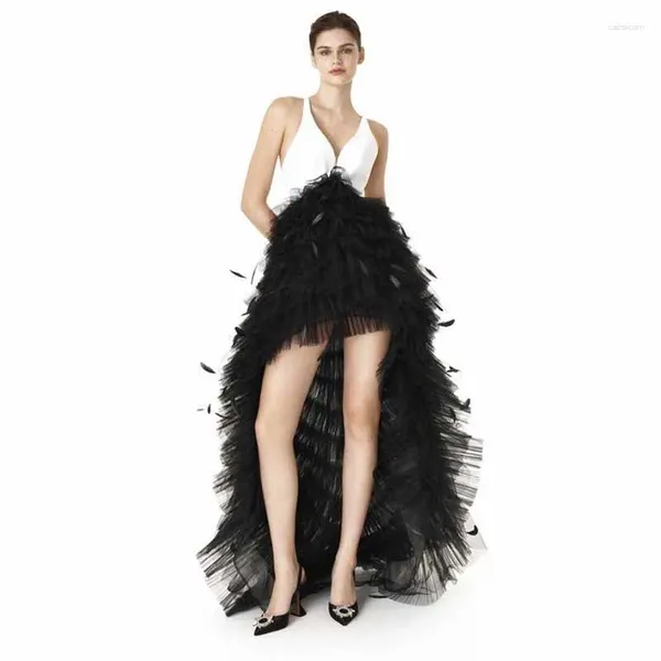 Abiti casual Alla moda in bianco e nero High Low Prom Party con piume Tulle a strati Abito formale da donna 2 colori Abiti da sera personalizzati