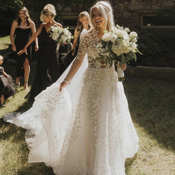 Abiti da sposa linea A in pizzo ricamato Abito da sposa country con applicazioni a foglia e collo gioiello a maniche lunghe