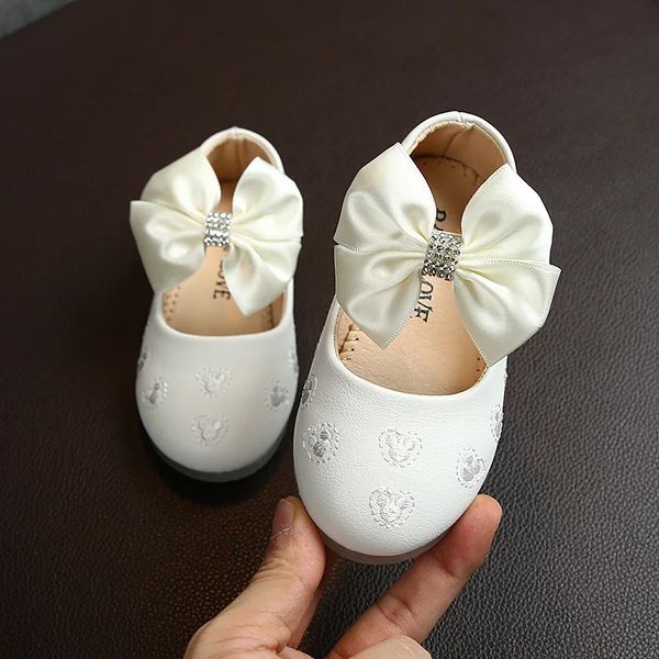 Bebê menina sapatos crianças sapatos de couro crianças apartamentos com gravata borboleta strass doce macio chique vestido sapatos para festa de casamento mostrar bonito 240108