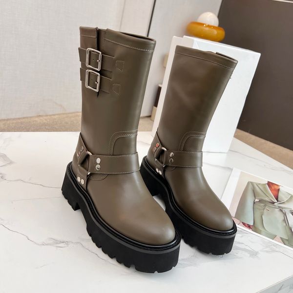 Berühmte Designer empfehlen klassische Biker-Stiefel aus der Herbst-/Winter-Serie. Der Oil-Edge-Prozess zeigt die High-End-Qualität in den Größen 35-40 41. Bestellungen sind vom Umtausch ausgeschlossen