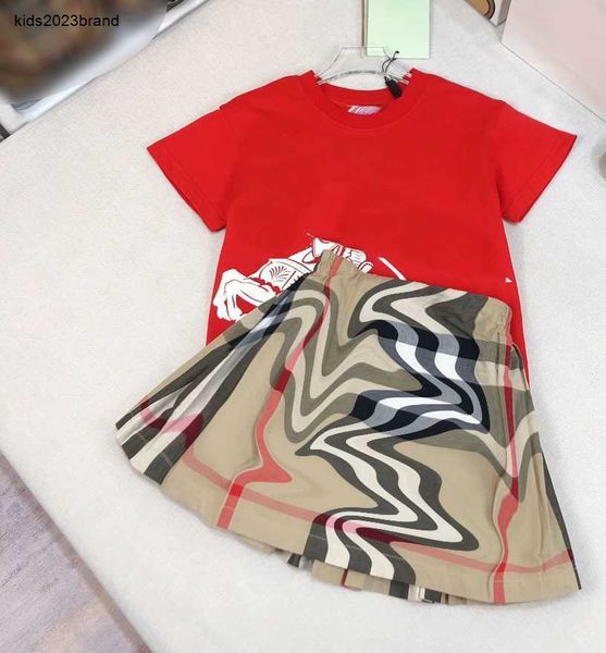 Yeni bebek eşofmanları tasarımcı kızlar elbise elbise boyutu 100-160 çocuk iki parçalı set yuvarlak boyunlu kırmızı tişört ve ekose etek Jan10