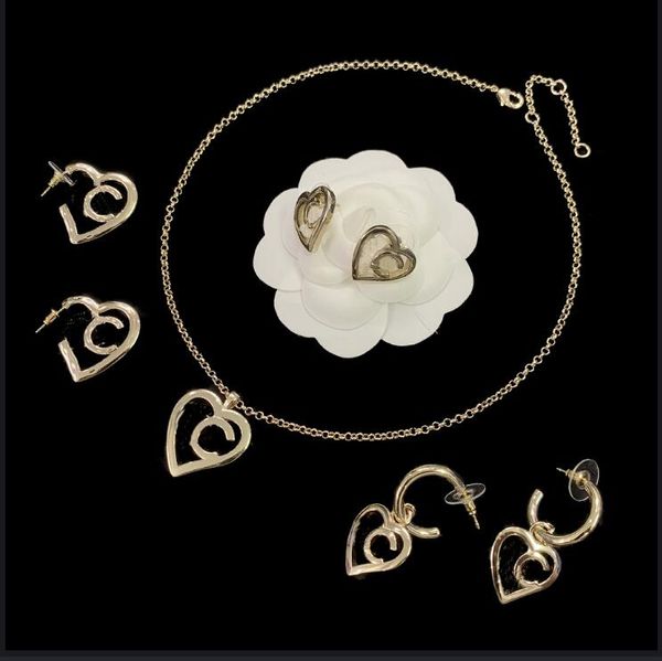 Semplicità Nuovo modello Elegante collana d'amore Appeso oscillante Orecchini cuore pesca Doppia lettera 5 cuori Braccialetti Set di gioielli CH3