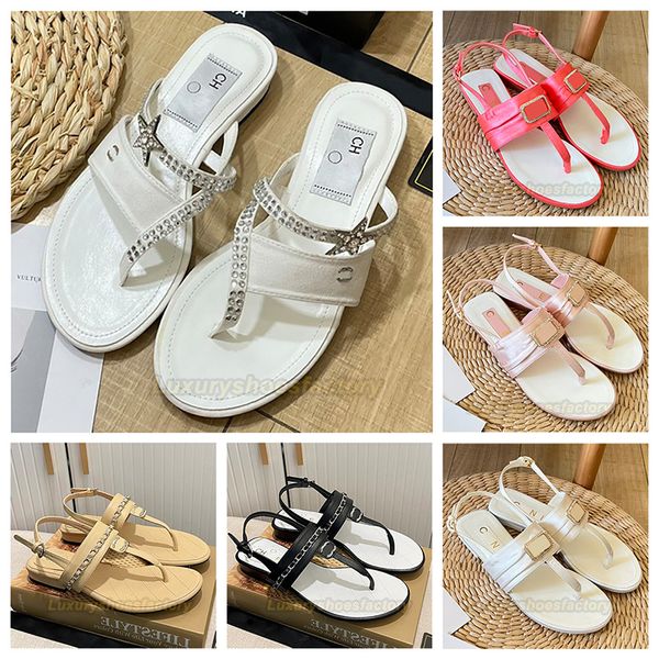 Frauen Sandalen Designer Kanalschuhe Mode Frauen Sommer Sandale sexy klassische goldene Schnalle Gummi -Sohle Lambskin Tanga Leder Metall Imitation Perlen Sandale Schachtel