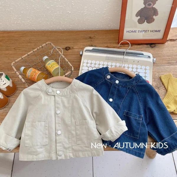 Куртки 2024, корейская весенне-осенняя однобортная джинсовая одежда для маленьких мальчиков, однобортное свободное пальто с карманами, однотонная простая верхняя одежда для малышей