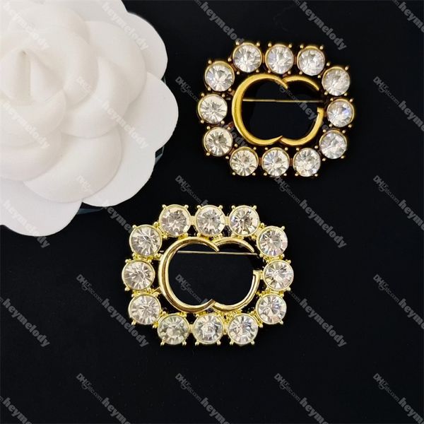 Diamante quadrado dupla carta broches ouro aço selo broches designer terno de cristal casaco broches saco decoração atacado