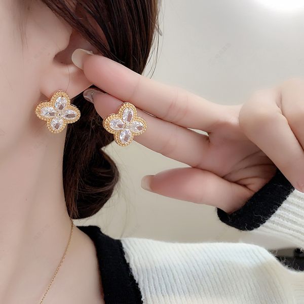 Ohrringe Designer für Frauen Abdeckung Ohrringe 18K vergoldet koreanische Mode Zirkonium Blume Nische Stud mit Box zu Party Schmuck Geschenk