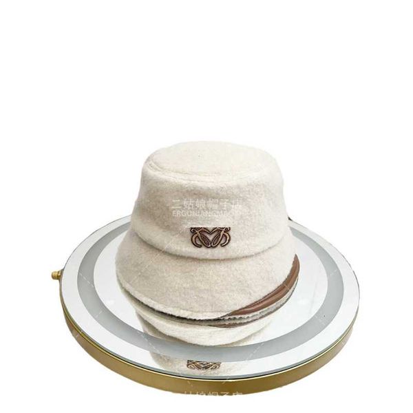 Cappellini da ballo firmati Luo Jia's 23 Autunno Inverno Nuovo pelo di agnello Cappello da pescatore ricamato Cappello a botte piccola personalizzato Vetrina Faccia piccola Instagram Stile Maillard AXHL