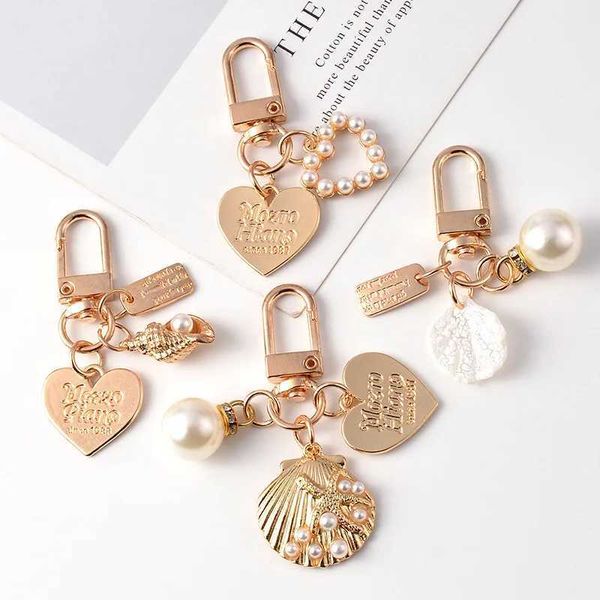 Portachiavi Portachiavi con perle con lettera in metallo Etichetta a forma di cuore Donne Ragazze Borsa per auto Charms Carino Portachiavi color oro Accessori per gioielli J240108