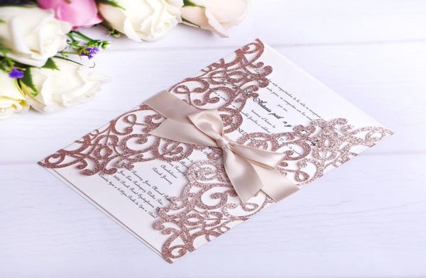 Roségoldene glitzernde, lasergeschnittene Einladungskarten mit beigen Bändern für Hochzeit, Brautparty, Verlobung, Geburtstag, Abschluss3588193