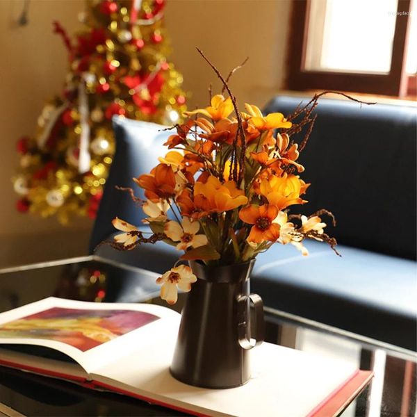 Dekorative Blumen, wunderschönes künstliches Blumenarrangement für den Innen- oder Außenbereich, elegant in einer Vase