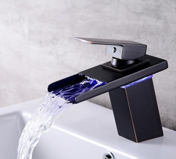Sensore LED Cambia colore Rubinetto del bagno Miscelatore lavabo cromato nero Beccuccio a cascata Rubinetto monocomando acqua fredda e acqua9845531