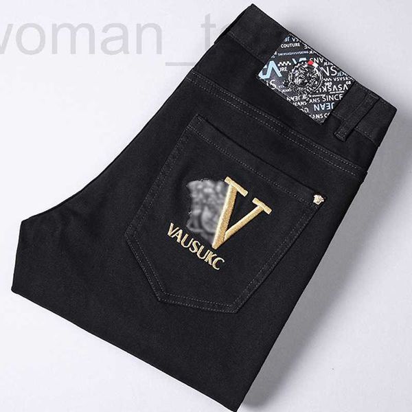 Jeans masculinos Designer Primavera e Verão Novo Big vs Medusa Bordado Jeans Cor Sólida Preto Branco Algodão Elástico Slim Fit Pequenos Pés Moda CMBW