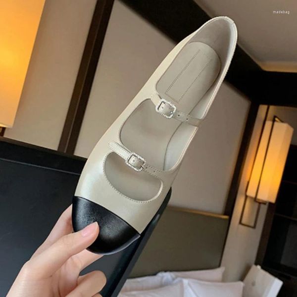Sandalet 2024 Kadın Yaz Ayakkabıları Metal Toka Dekorasyon Daireleri Siyah Panel Loafer Moda Partisi Bayanlar Sapato Femino