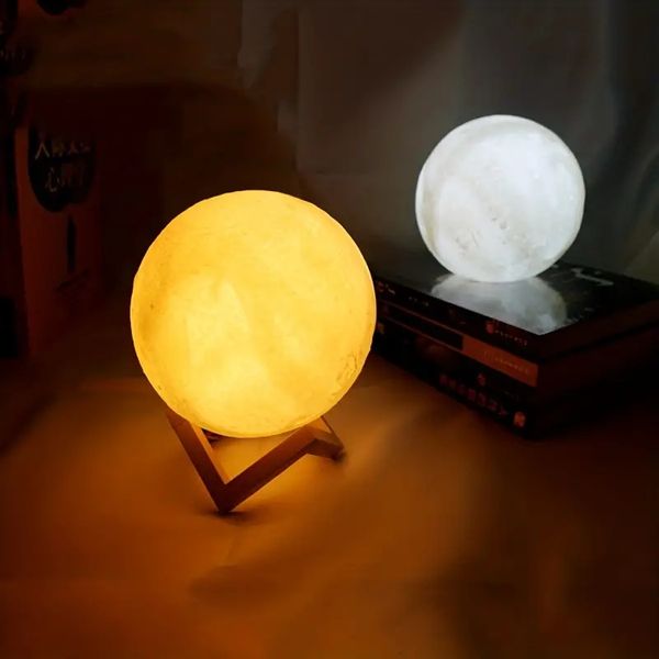 Lampada lunare 1pc, piccola luce notturna, lampada da comodino per camera da letto, lampada lunare a LED 3D, luce notturna a forma di luna con staffa, lampada da tavolo atmosfera decorativa
