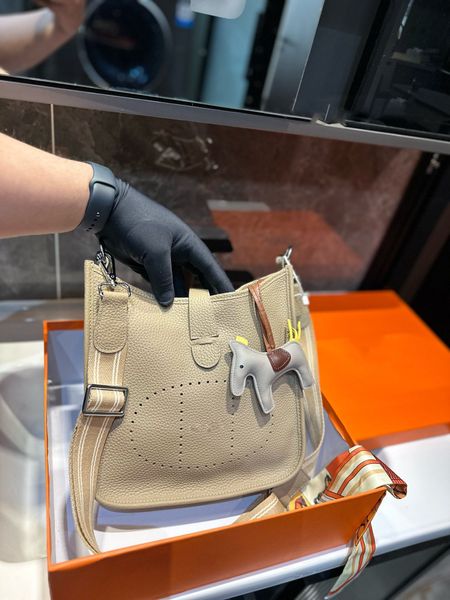 Sıcak ve Moda Omuz Çantaları Üst Tasarımcı Çanta Yeni Seri Bag Çanta Çıkarılmış Mektup Üst Cowhide Sıradan ve Çok Yönlü Omuz Crossbody Çantalar