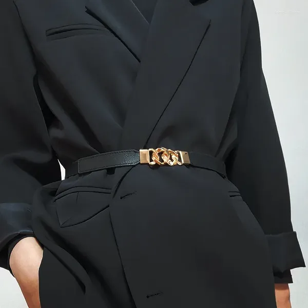 Cinture Cintura elastica da donna Moda femminile coreana Cintura con fibbia multi-anello Cintura marrone bianca con fascia sottile Camicia elegante per le donne