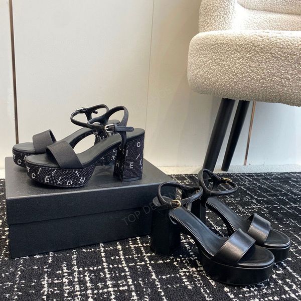 Raso Plateau-Sandalen aus Satin-Seide, Plateau-Sandalen, Buchstaben-High-Heels, Knöchelriemen, Strass-Logo-Schild, Absatzsandale aus Kalbsleder, Luxus-Designer-Sandale, Abendschuhe