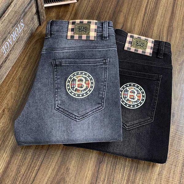 Jeans da uomo Designer Autunno e Inverno Nuova luce di lusso Edizione coreana Piedi elastici spessi Slim Fit Moda Grigio fumo B Home ACWW