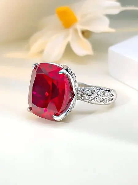 Anelli a grappolo Anello in argento sterling 925 con sangue di piccione rosso artificiale alla moda e di lusso con gioielli da sposa con diamanti ad alto tenore di carbonio