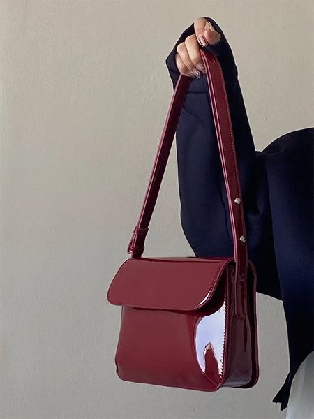 Borsa sottoascella in PU rosso vino 2023 Borsa a tracolla in pelle laccata vintage da donna con fibbia singola spalla elegante di lusso 240108