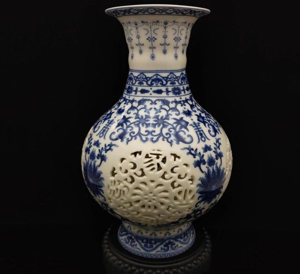Китайский Цзиндэчжэнь, бело-синяя фарфоровая ручная роспись, полая резная ваза4782418