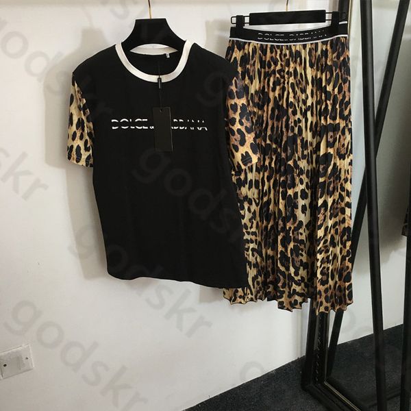 Camicia con stampa leopardata Gonna T-shirt da donna a maniche corte Felpa con mezza gonna a pieghe a vita alta alla moda Set da 2 pezzi