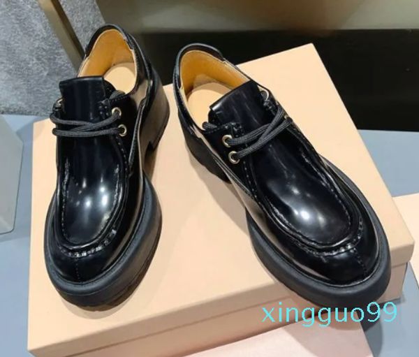 Berühmte Designer Frühling und Herbst neuen Stil klassische Loafer mit dicken Sohlen kleine Lederschuhe Damenschuhe erhöhen die Höhe verdicken Show